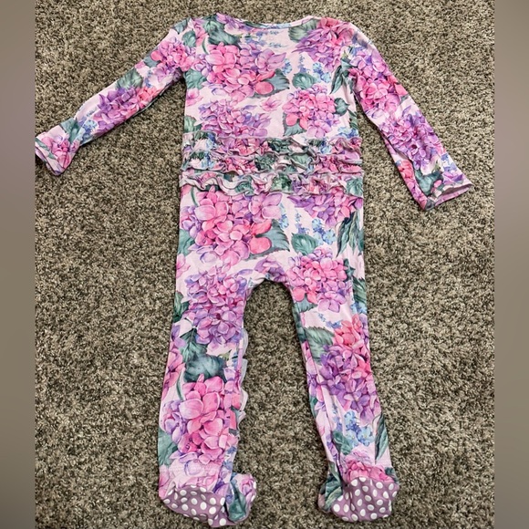 Bums and Roses You Had Me At Hydrangea Ruffle Footie 2T - Picture 5 of 9